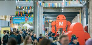 photographie illustrant l'événement MAKER FAIRE 2024 (foule déambulant dans un hall dédié à l'événement Maker Faire à Lille)
