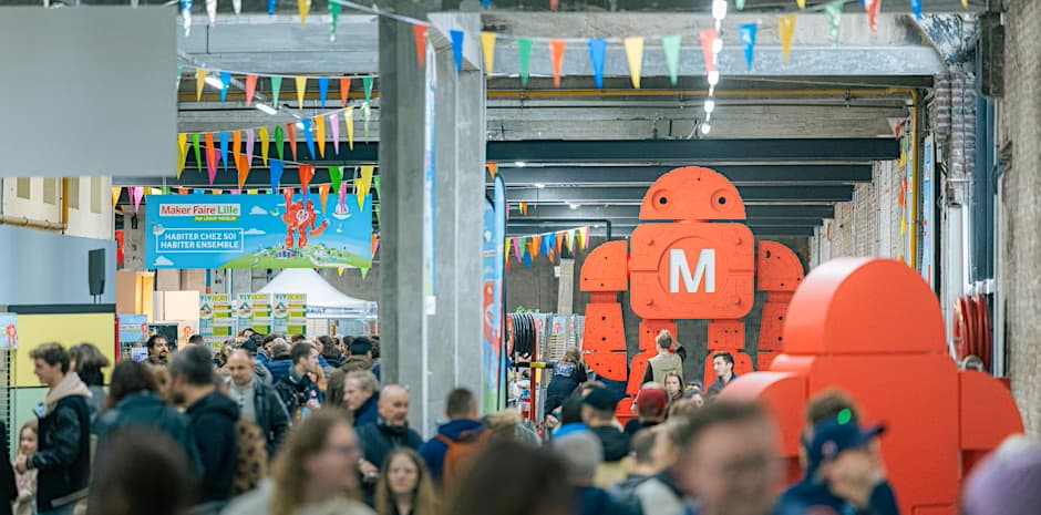 photographie illustrant l'événement MAKER FAIRE 2024 (foule déambulant dans un hall dédié à l'événement Maker Faire à Lille)