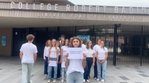 Photographie du parvis du collège Badinter (Cambrai) d'octobre 2025 avec un groupe d'élèves