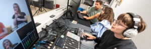 Des élèves de Beuvrages et leur professeur pendant l'enregistrement de leur émission en ligne dans le studio régie du CDI